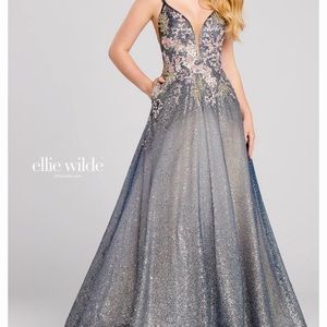 Ellie Wilde Prom Dress! Size:4, Bust: 36, Waist: 29, Hips: 37, Length: 53-54